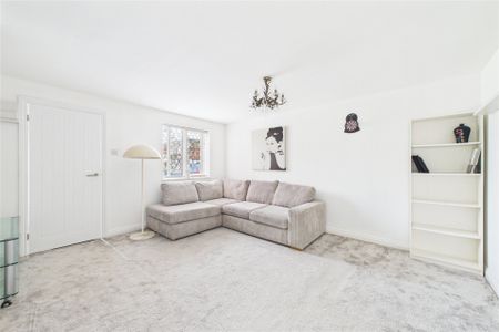 3 bedroom House in Merrifield Close, Reading - Photo 2