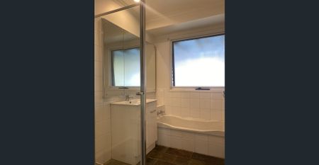 Recently renovated for a fresh, modern feel throughout ! - Photo 5