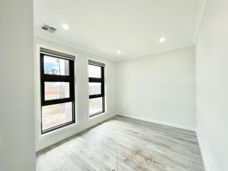 Modern Family Living in Thornhill Park Estate! - Photo 4