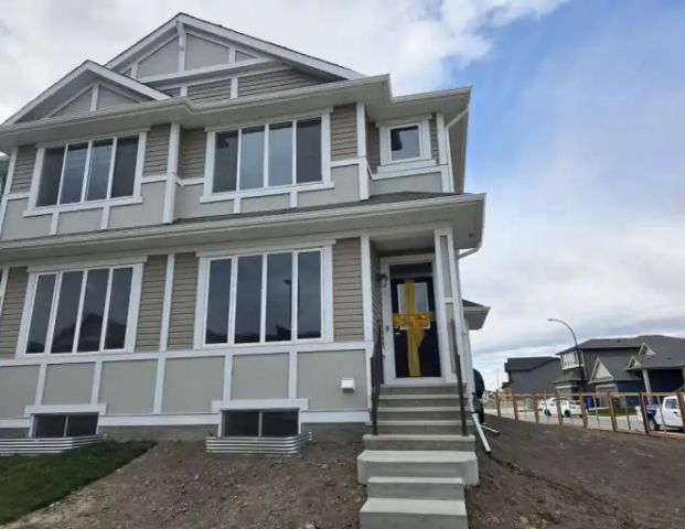 Modern House with an overlooking view | Calgary - Photo 1