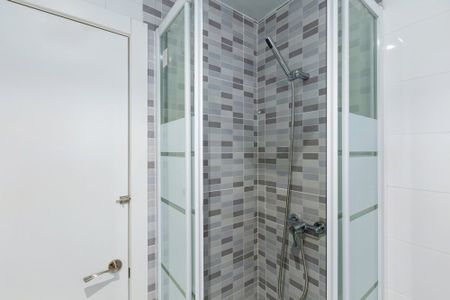 Large furnished room in calle Balmes - Photo 4