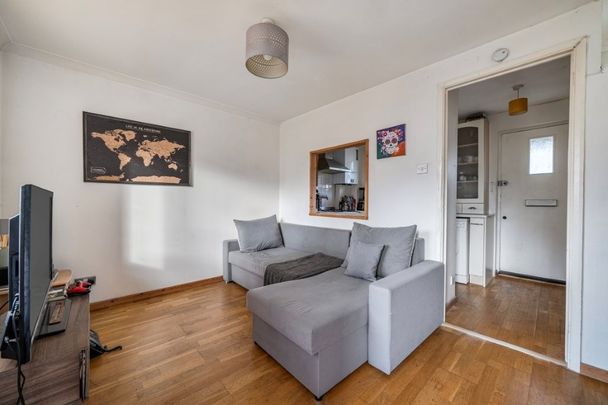 1 Bed Terraced House, Emerald Close, E16 - Photo 1