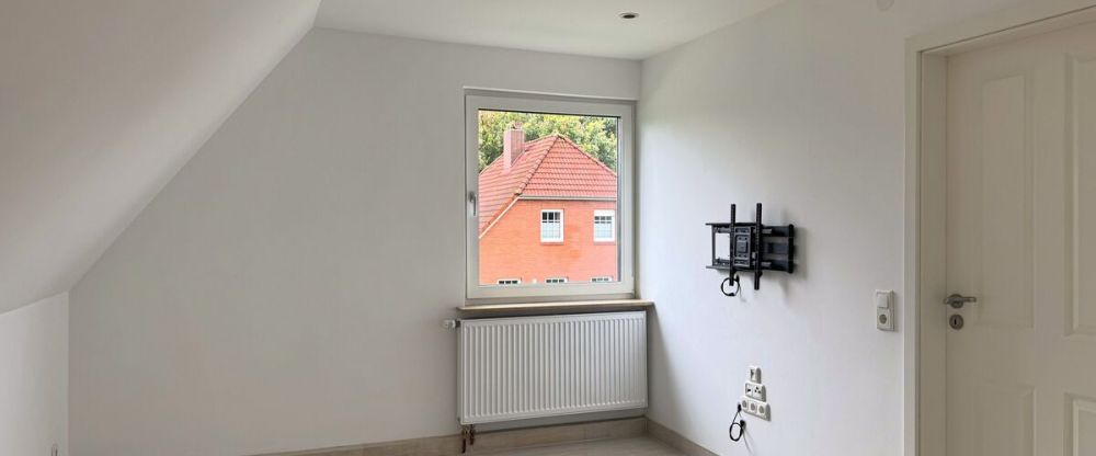 Ideal für Singles: Renovierte 2ZKB-Dachgeschosswohnung inkl. EBK in ruhiger Lage von Ostgroßefehn - Foto 1