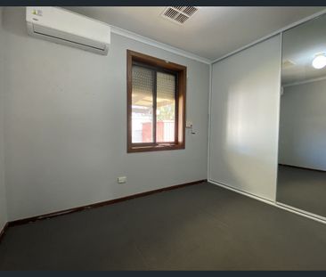 Spacious 4-Bedroom Family Haven with Exceptional Outdoor Living - Photo 2