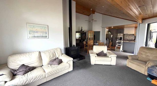 Spacious 4 Bedroom + Office Home in Pauanui - Photo 1