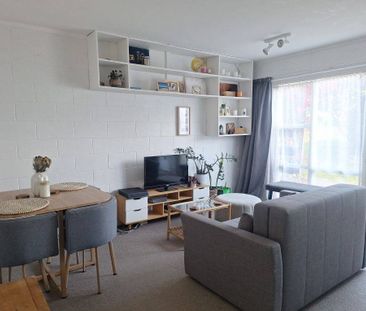 Spacious living area! - Photo 1