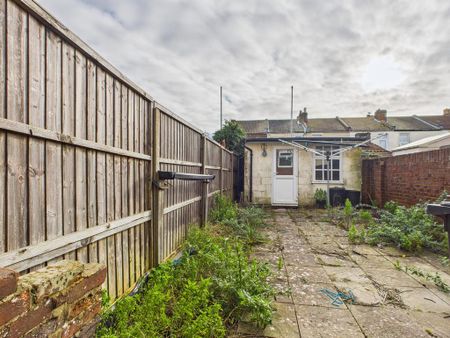 2 bedroom terraced house to rent - Photo 4