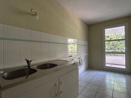 BEL F2 DE 54 M2 AVEC UN BALCON DANS UN QUARTIER DYNAMIQUE - Photo 4