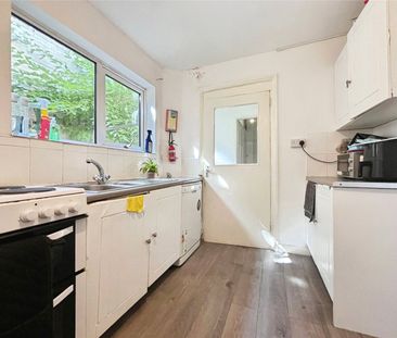 Larchwood Drive, Englefield Green, Egham, Surrey, TW20 0SH - Photo 2