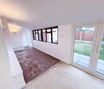 King Edward Avenue, Rainham, RM13 - Photo 3