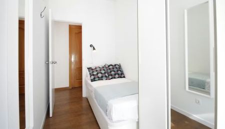 Carrer de González Tablas, Barcelona, Catalonia 08034 - Photo 3