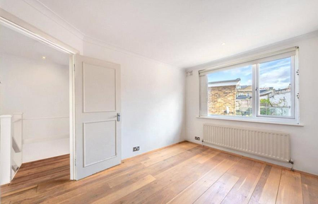 3 bedroom mews to rent - Photo 3