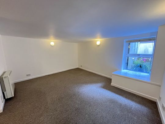 1 bed flat to rent in The Triangle, Bournemouth, BH2 - Photo 1