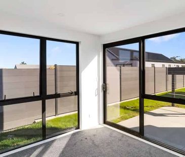 Modern standalone home - coastal living made easy! - Photo 2