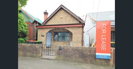 ORIGINAL FREE FLOWING OVERSIZED SINGLE LEVEL 3 BEDROOM HOUSE - Photo 4