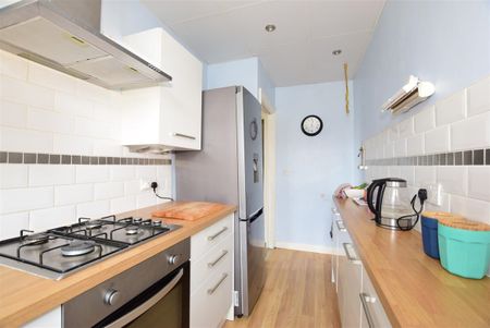 2 bedroom maisonette to rent - Photo 2