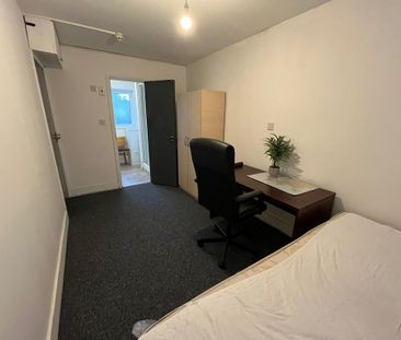 1 bedroom in a house share to rent - Photo 2