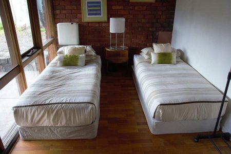 UNIQUE GARDEN OASIS SIX BEDROOM HOUSE - Photo 5