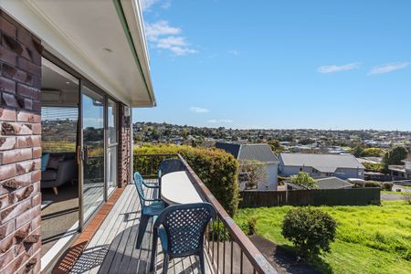 3 Bedrooms on Shanaway Rise - Photo 2