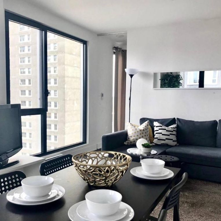 Fully Furnished 2-Bedroom Condo – Downtown Montreal - Photo 1