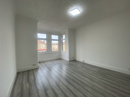 1 Bed Flat, The Drive, IG1 - Photo 5