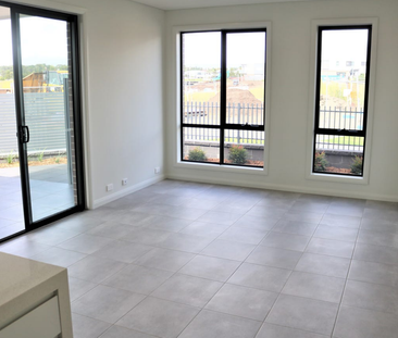 Stunning 3-Bedroom Townhouse! - Photo 2
