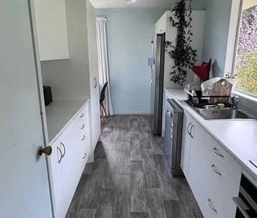 Sunny 3 bedroom home in paradise - Photo 4