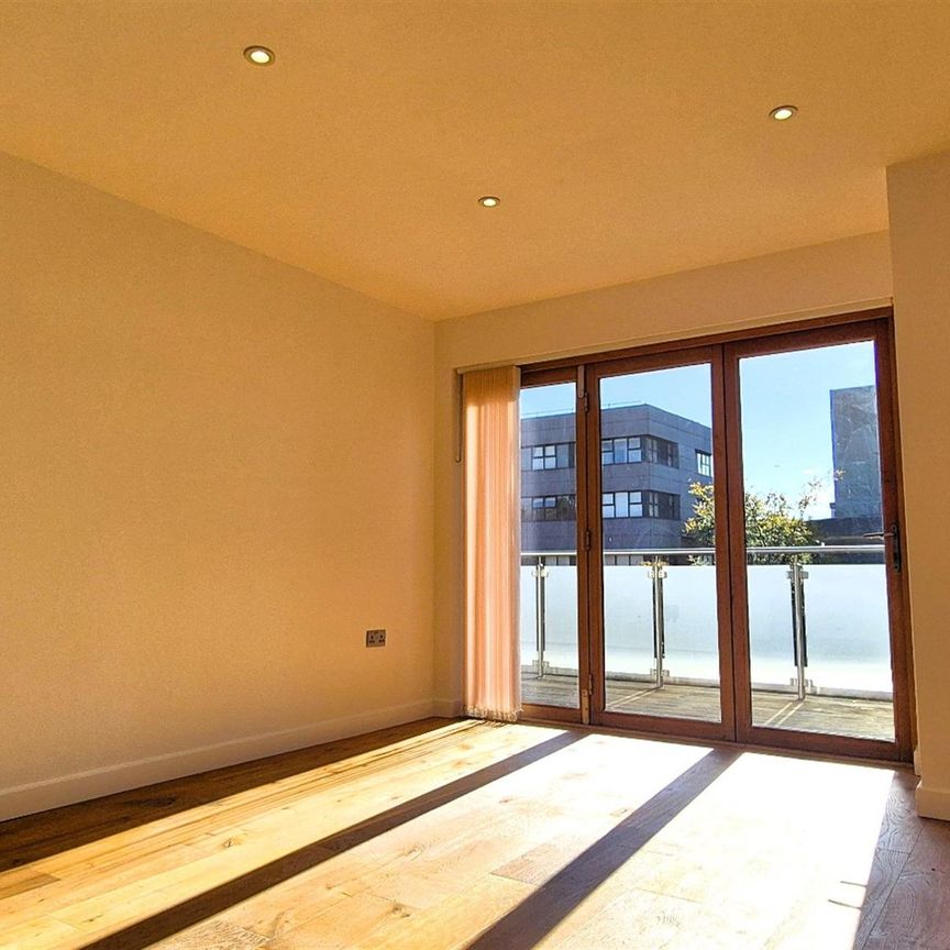 Commercial Road, So15 - Photo 1