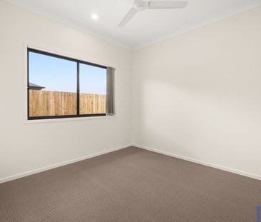 🏡 Stylish & Spacious Family Home with Modern Comfort in Logan Reserve✨ - Photo 1