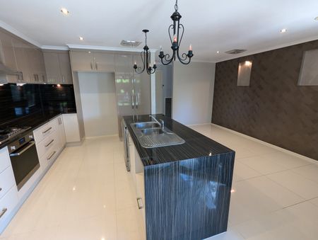 8 McCulloch Crescent, Wodonga VIC 3690 - House For Rent | Domain - Photo 5