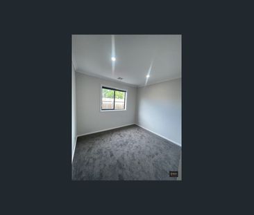 Brand New Spacious Family Home with Dual Master Suites – Prime Conv... - Photo 1