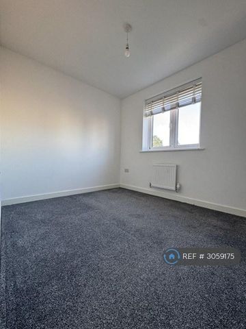 3 bedroom semi-detached house to rent - Photo 2