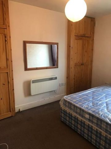 1 bed Studio - To Let - Photo 2
