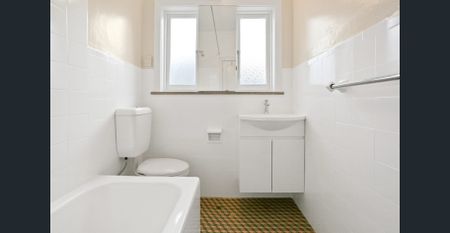 Immaculate Garden Apartment with Lock up Garage - Photo 4