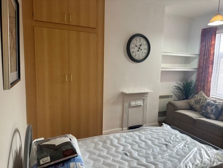 Room to rent with Kitchenette (self contained unit) - Photo 5