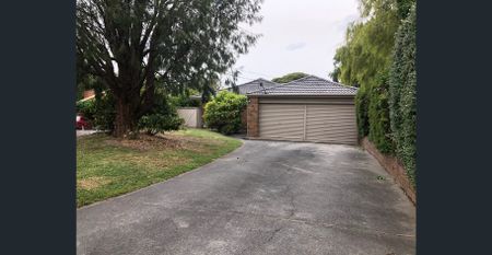 IMPRESSIVE FAMILY HOME - SINGLE LEVEL SPACE AND COMFORT - Photo 3