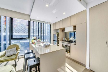 Modern Spacious Two Bedroom Apartment - Photo 3