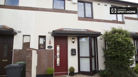 Inviting room in 3-bedroom apartment in Killester, Dublin - Photo 2