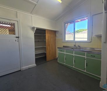 Cute 3 bedroom cottage close to town - Photo 2