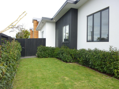 Modern 3-Bedroom Townhouse with Garage - Photo 3