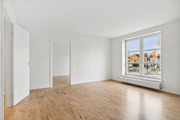 Nyrenoveret lejlighed med lys og moderne stil - Photo 1