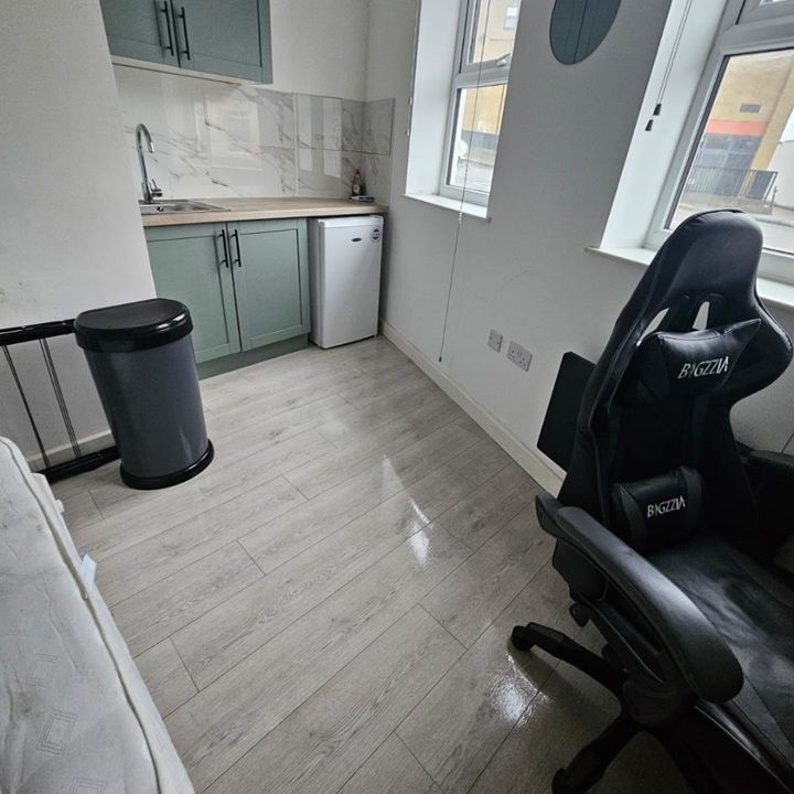 Studio Flat, Haydons Road, SW19 - Photo 1