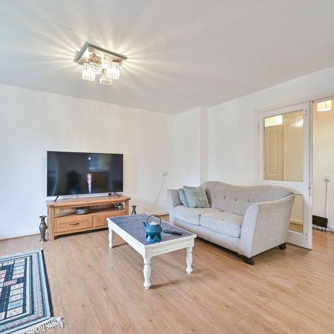 3 bedroom flat to rent - Photo 1