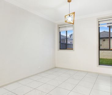 90 William Hart Crescent, Penrith - Photo 4