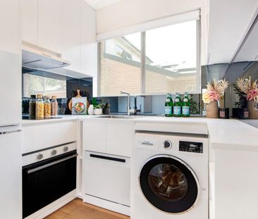 Impeccably Renovated Cosy 2 Bedder - Photo 3