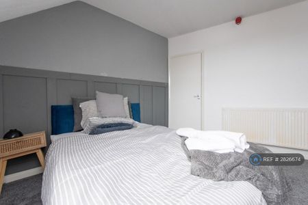 1 bedroom in a flat share to rent - Photo 2