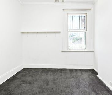 Victorian terrace with a separate studio - Photo 1