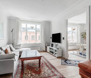 Skøn møbleret lejlighed med stor altan - Photo 2