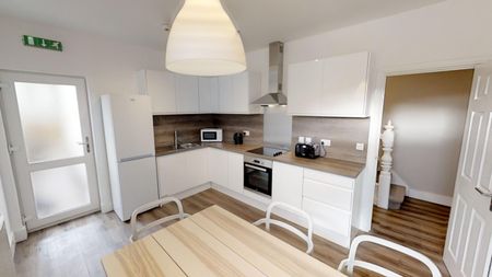 Sociable Home Steps from Tesco & IKEA - Photo 4