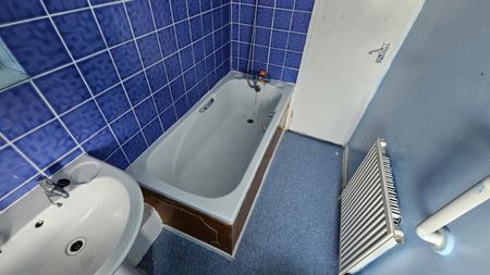 2 bed Apartment - To Let - Photo 5